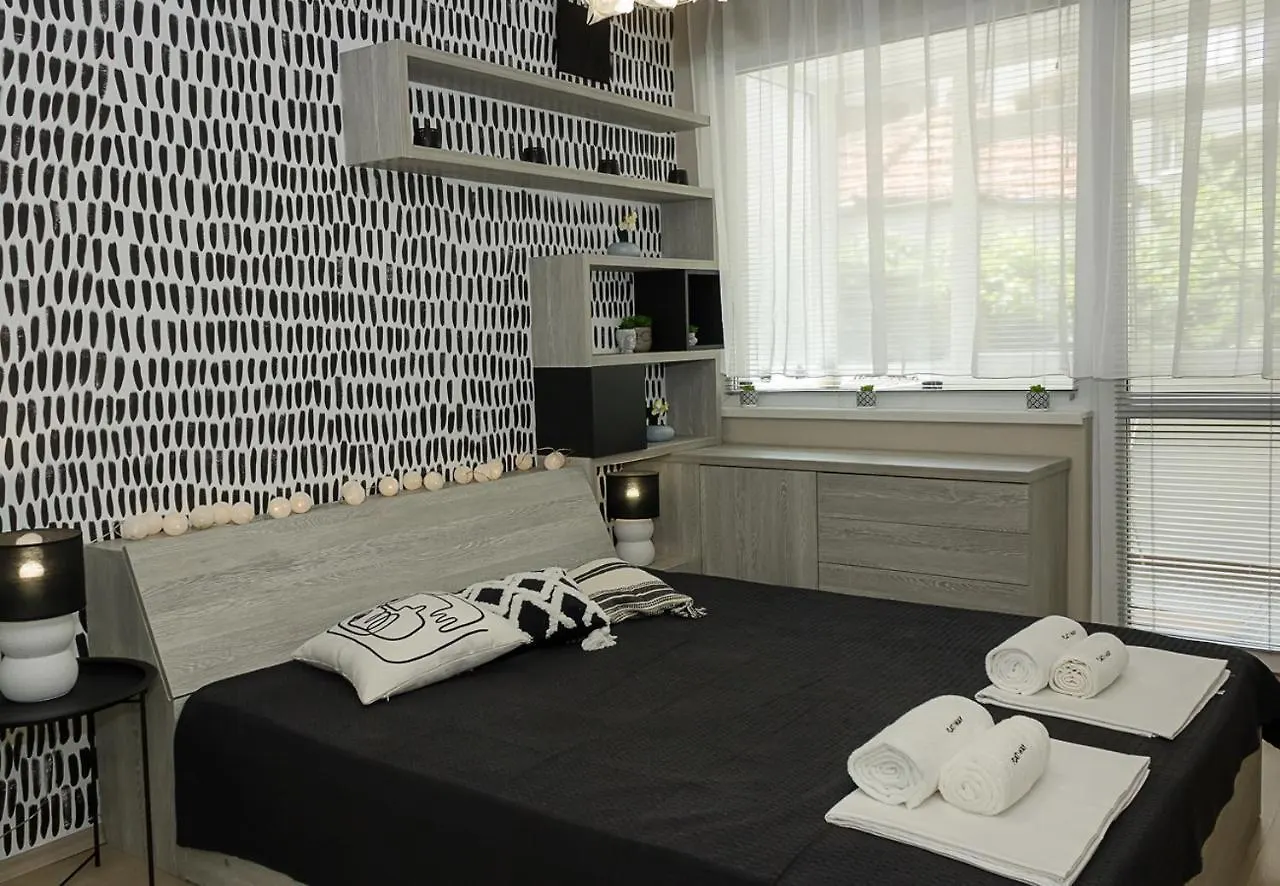 Black & White -1Bd Flat In Varna Center By Flat Mаnager contacts